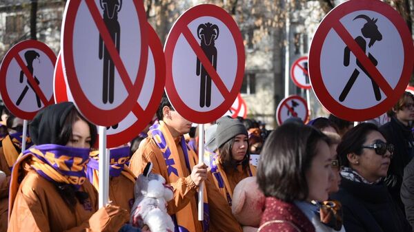 Санкционированный митинг против домашнего насилия проходит в Алматы - Sputnik Казахстан