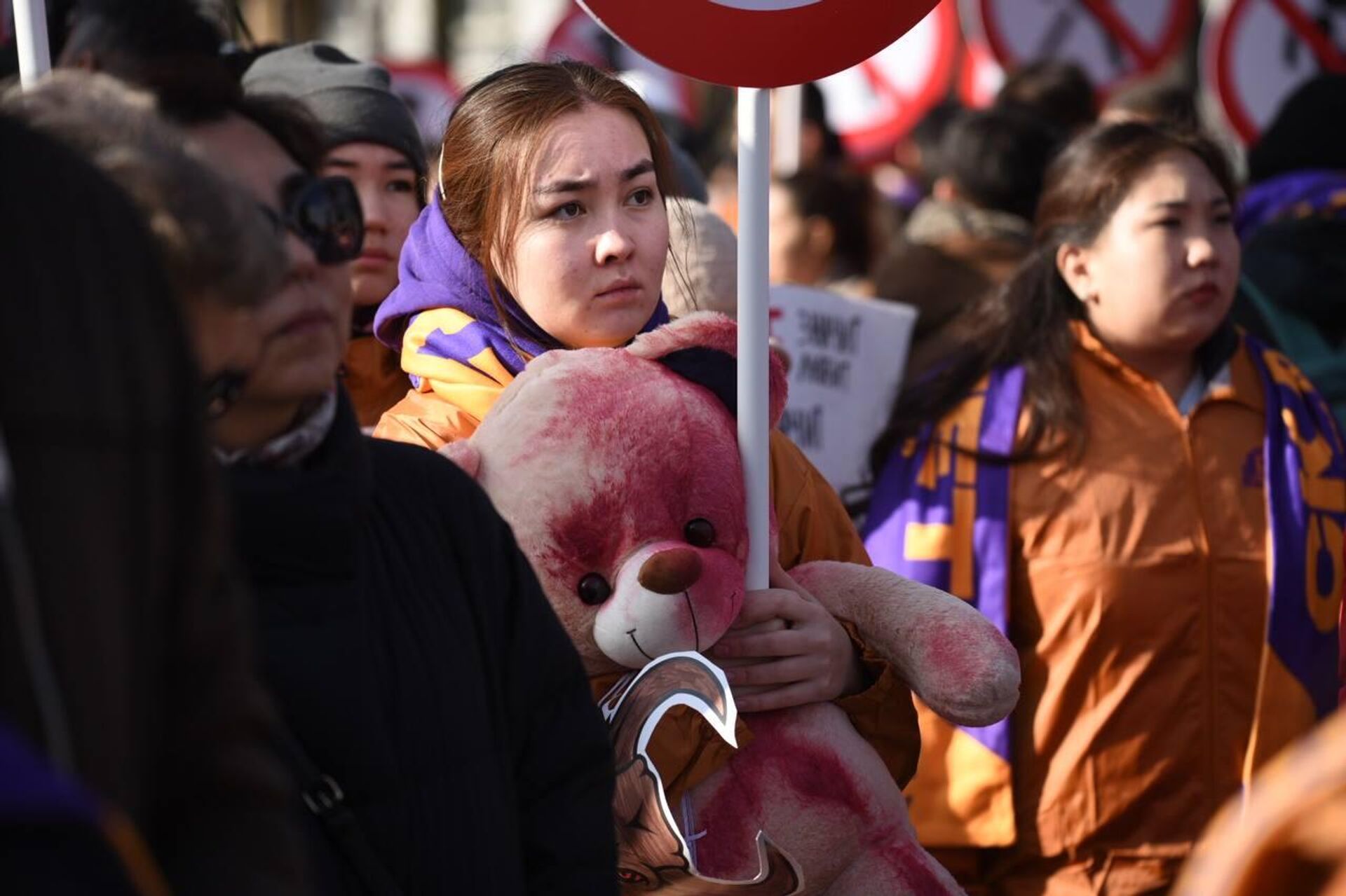 Санкционированный митинг против домашнего насилия проходит в Алматы - Sputnik Қазақстан, 1920, 26.11.2023