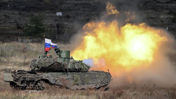 Боевое слаживание экипажей танков Т-90М Прорыв в зоне СВО - Sputnik Казахстан