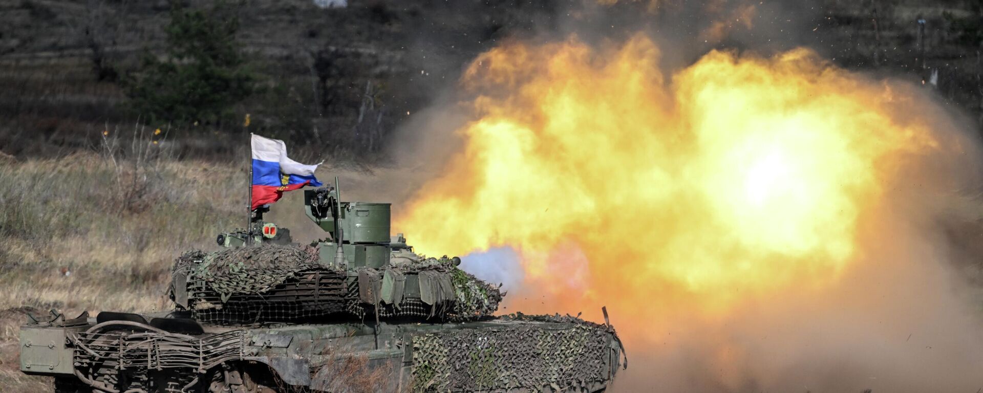 Боевое слаживание экипажей танков Т-90М Прорыв в зоне СВО - Sputnik Казахстан, 1920, 27.11.2023