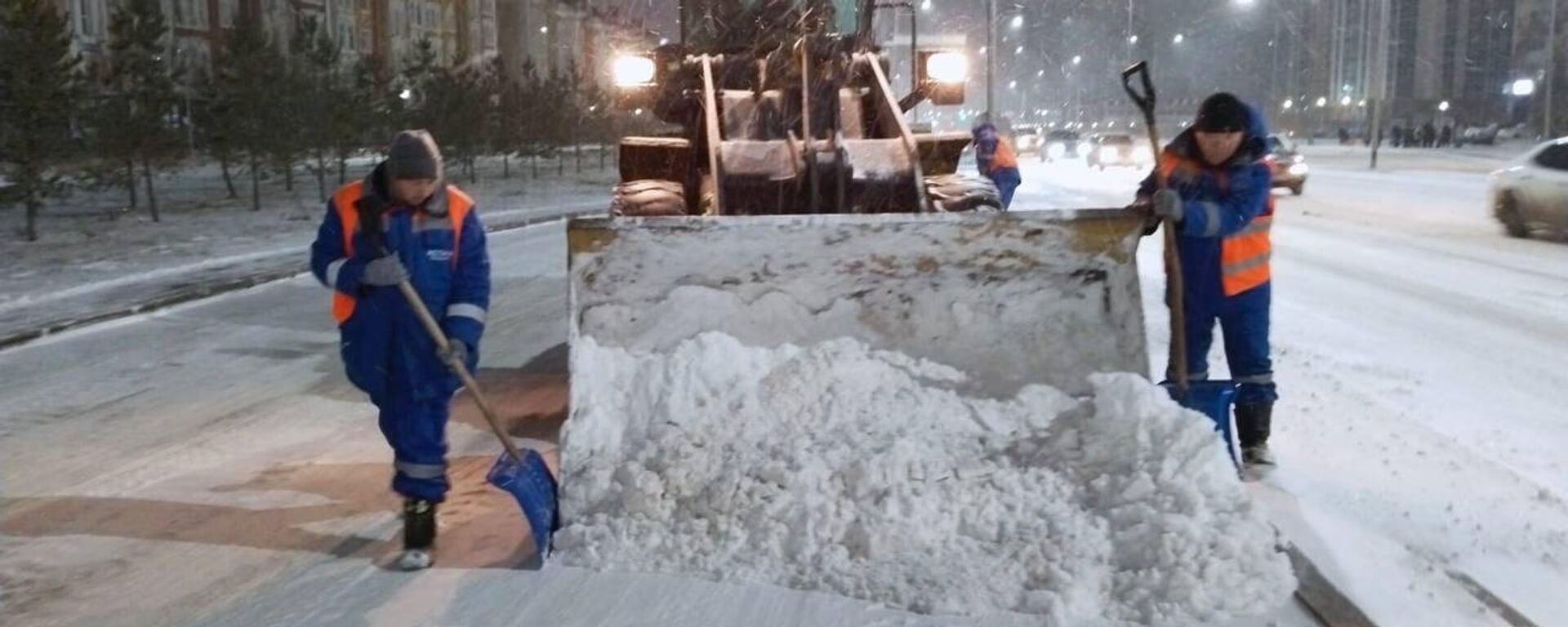 Снег в Астане убирают более 2000 рабочих - Sputnik Казахстан, 1920, 01.12.2023