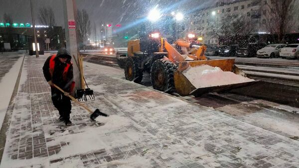 Снег в Астане убирают более 2000 рабочих - Sputnik Қазақстан
