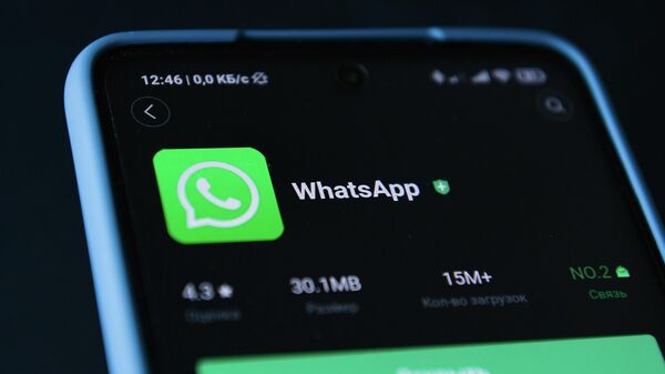 Иконка мессенджера WhatsApp на экране смартфона - Sputnik Казахстан