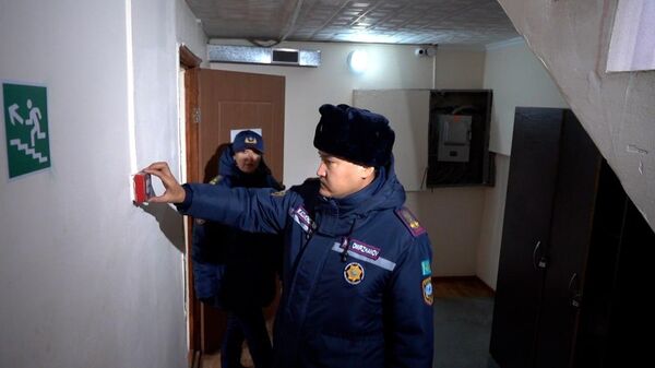 Сотрудники ДЧС ВКО проводят рейды в хостелах - Sputnik Казахстан