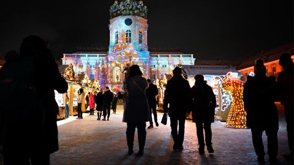 Люди на Рождественской ярмарке в Берлине, Германия - Sputnik Қазақстан