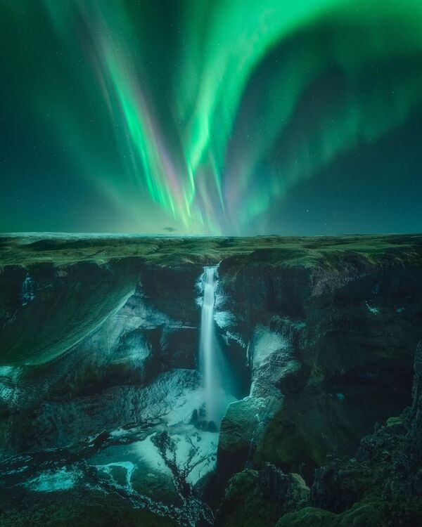 Фотограф из Исландии Луис Кажете запечатлел этот снимок у водопада Хайфосс и назвал его &quot;Танец зеленой дамы&quot;.  - Sputnik Казахстан