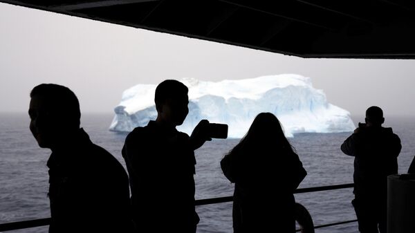 Пассажиры корабля ВМС Чили Акилес смотрят на айсберг в проливе Брансфилд, Южные Шетландские острова, Антарктида - Sputnik Казахстан