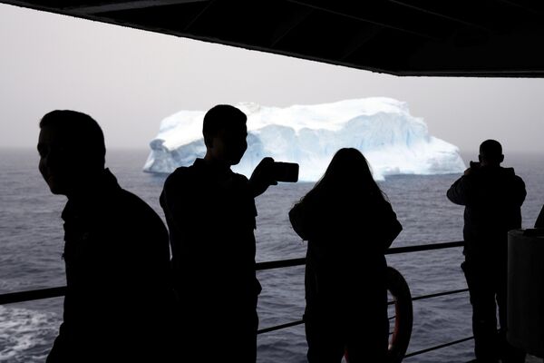 Пассажиры корабля ВМС Чили &quot;Акилес&quot; смотрят на айсберг в проливе Брансфилд. - Sputnik Казахстан