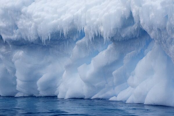 Лед плавает в проливе Брансфилд возле чилийской военной базы Бернардо О&#x27;Хиггинс в Антарктиде. - Sputnik Казахстан