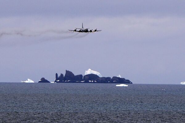 Самолет ВМС Чили над заливом Файлдс возле острова Кинг-Джордж. - Sputnik Казахстан