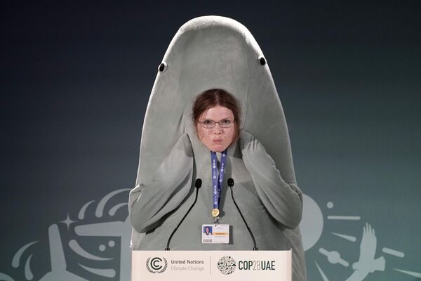 Главное, чтобы костюмчик сидел!  На фото: Элис Макгоуэн выступает на климатическом саммите ООН COP 28 в Дубае, ОАЭ. - Sputnik Казахстан