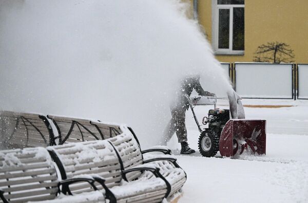 Рабочий чистит каток от снега в Центральном парке в Новосибирске.  - Sputnik Казахстан