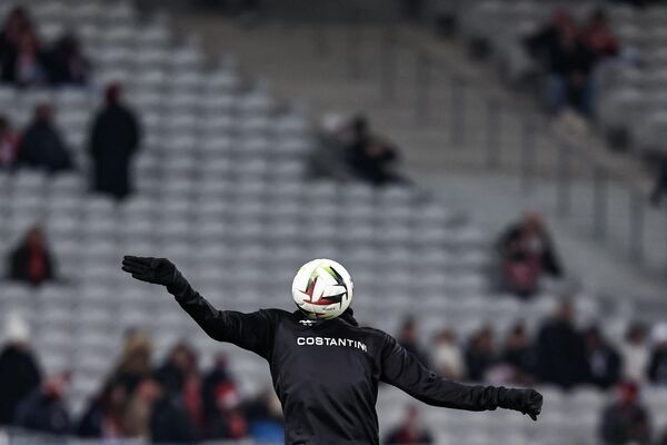Шведский нападающий  Жоэль Асоро разминается перед матчем на стадионе &quot;Пьер-Моруа&quot;, Франция. - Sputnik Казахстан