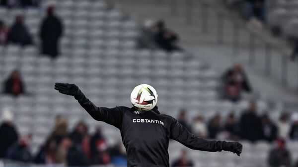 Шведский нападающий  Жоэль Асоро разминается перед матчем на стадионе Пьер-Моруа, Франция - Sputnik Казахстан