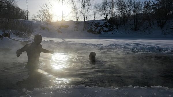 Любители зимнего плавания - Sputnik Казахстан