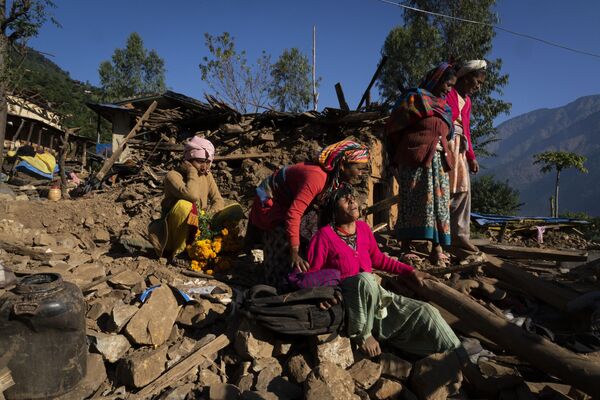 Мощное землетрясение магнитудой 6,4 произошло 3 ноября 2023 года в западном районе Джаяркот на границе Индии и Непала. По данным властей, погибли по меньшей мере 153 человека. На фото: женщина плачет возле поврежденного землетрясением дома, где погибли ее сын, невестка и внук, Непал, 5 ноября 2023 года. - Sputnik Казахстан