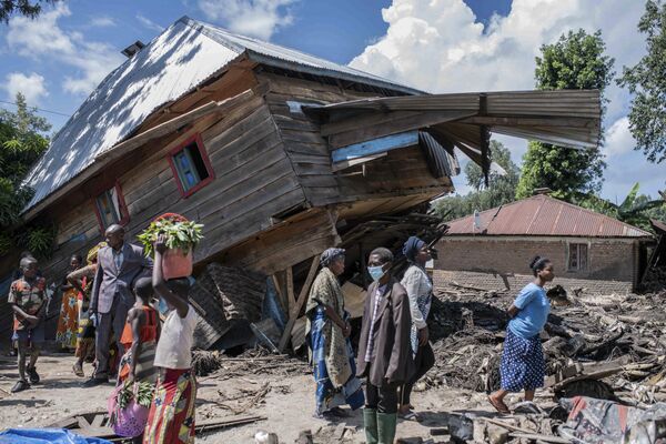 В мае 2023 года по меньшей мере 411 человек погибли и 5 525 пропали без вести в результате наводнения в деревнях Бушушу и Ньямукуби в Южном Киву, Демократическая Республика Конго. - Sputnik Казахстан