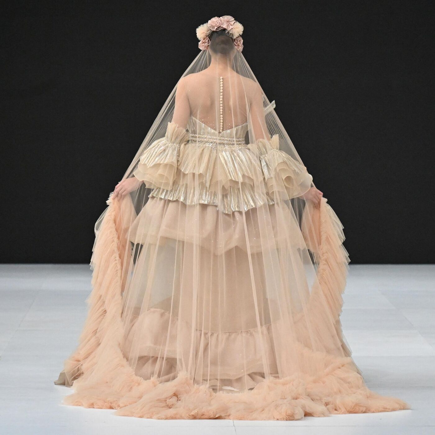 Қоғамдық моншада киім ауыстыратын орыс жалаңаш әйелдер