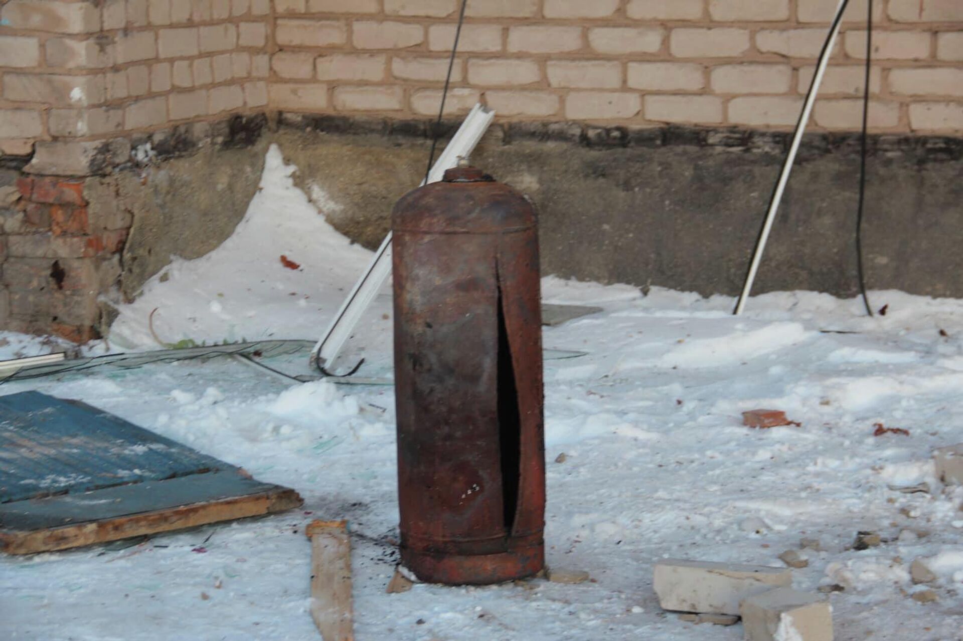 При взрыве газа в двухэтажном доме в райцентре на севере Казахстана пострадали четыре квартиры - Sputnik Казахстан, 1920, 11.12.2023