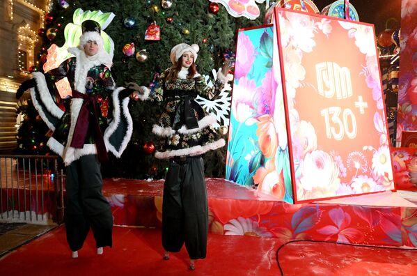 В их числе разнообразные зимние празднества, ярмарки, мастер-классы от звезд и праздничные ледовые шоу.  - Sputnik Казахстан