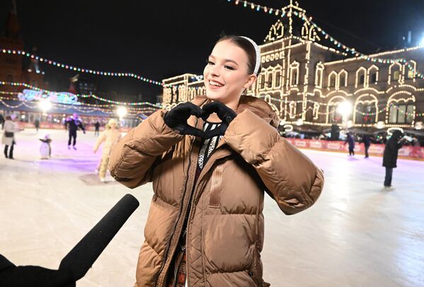 На фото: фигуристка Анна Щербакова на открытии ГУМ-катка на Красной площади в Москве.  - Sputnik Казахстан
