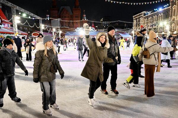 На  ГУМ-катке всегда царит особая атмосфера, полная зимнего волшебства и новогоднего настроения.  - Sputnik Казахстан