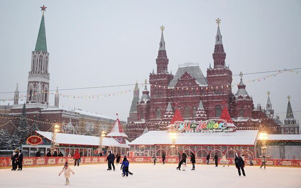 Здесь смех, веселье, музыка, танцы на льду, яркие новогодние огни и, конечно же, рядом главная елка страны!  - Sputnik Казахстан