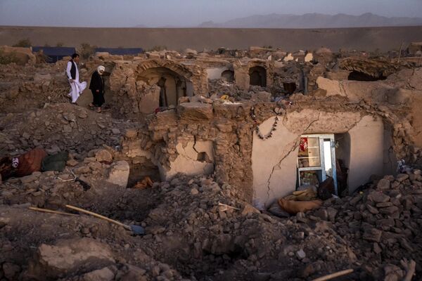 Землетрясение магнитудой 6,3 произошло в 40 км к западу от города Герат в Афганистане вечером 7 октября. Представитель министерства по стихийным бедствиям сообщил, что в результате бедствия погибло 2 053 человека. - Sputnik Казахстан