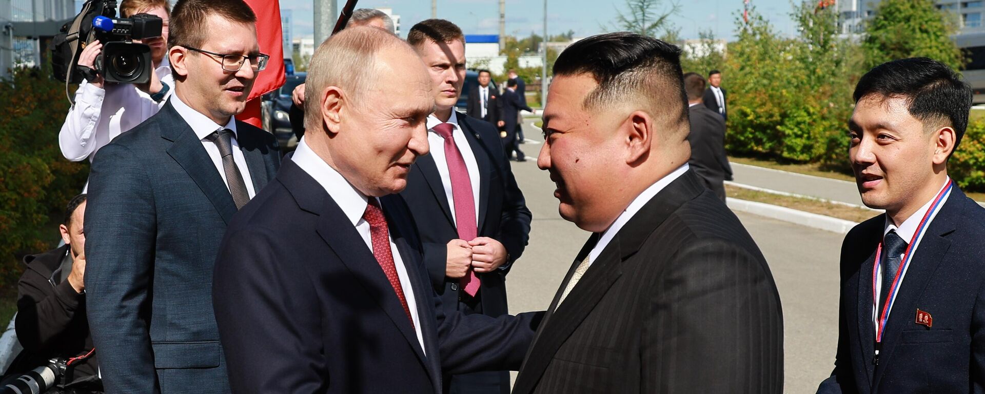 Президент РФ Владимир Путин и председатель Государственного совета КНДР Ким Чен Ын на космодроме Восточный - Sputnik Казахстан, 1920, 28.04.2025