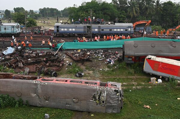 Столкновение трех поездов в индийском штате Одиша произошло 2 июня 2023 года возле города Баласор. Пассажирский поезд Coromandel Express, следовавший из Калькутты в Ченнаи, съехал на боковой путь и врезался в товарный поезд. Опрокинутые вагоны столкнулись со сверхскоростным экспрессом Хаора —Бангалор. Погибло 295 человек, более 1 175 были ранены. - Sputnik Казахстан