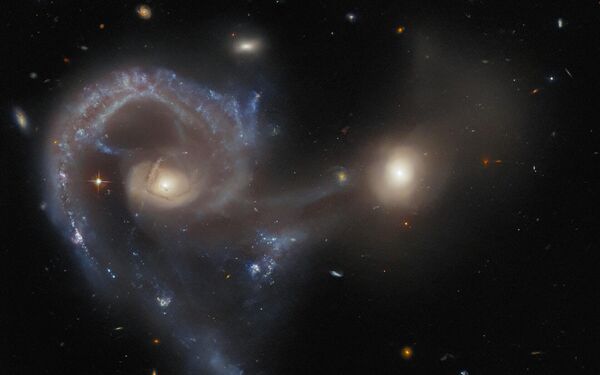 Небесный объект Arp 107, состоящий из пары галактик, находящихся в процессе столкновения. - Sputnik Казахстан