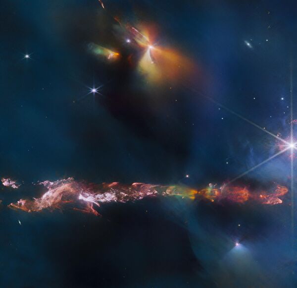 Объекты Хербига-Харо представляющие собой светящиеся области, которые окружают новорожденные звезды. - Sputnik Казахстан