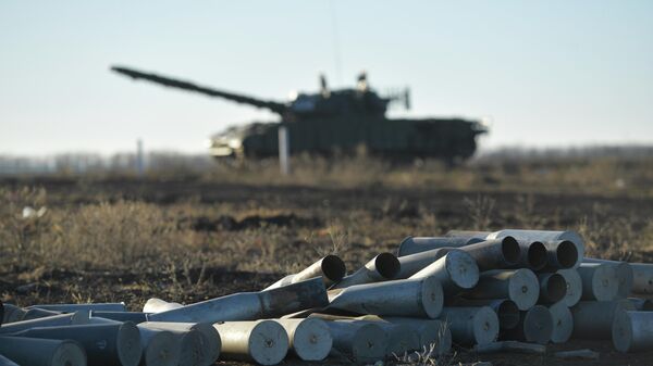Боевая стрельба экипажей модернизированного танка Т-62 на полигоне в Запорожской области - Sputnik Казахстан