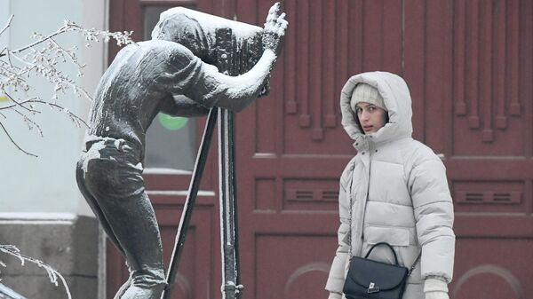 Девушка возле скульптуры фотографа на проспекте Мира в Красноярске - Sputnik Казахстан