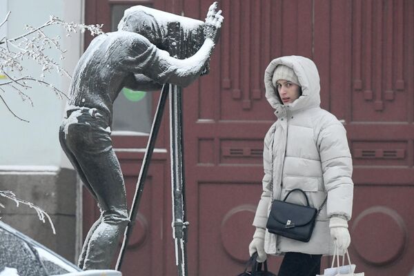 Девушка возле скульптуры фотографа на проспекте Мира в Красноярске - Sputnik Казахстан