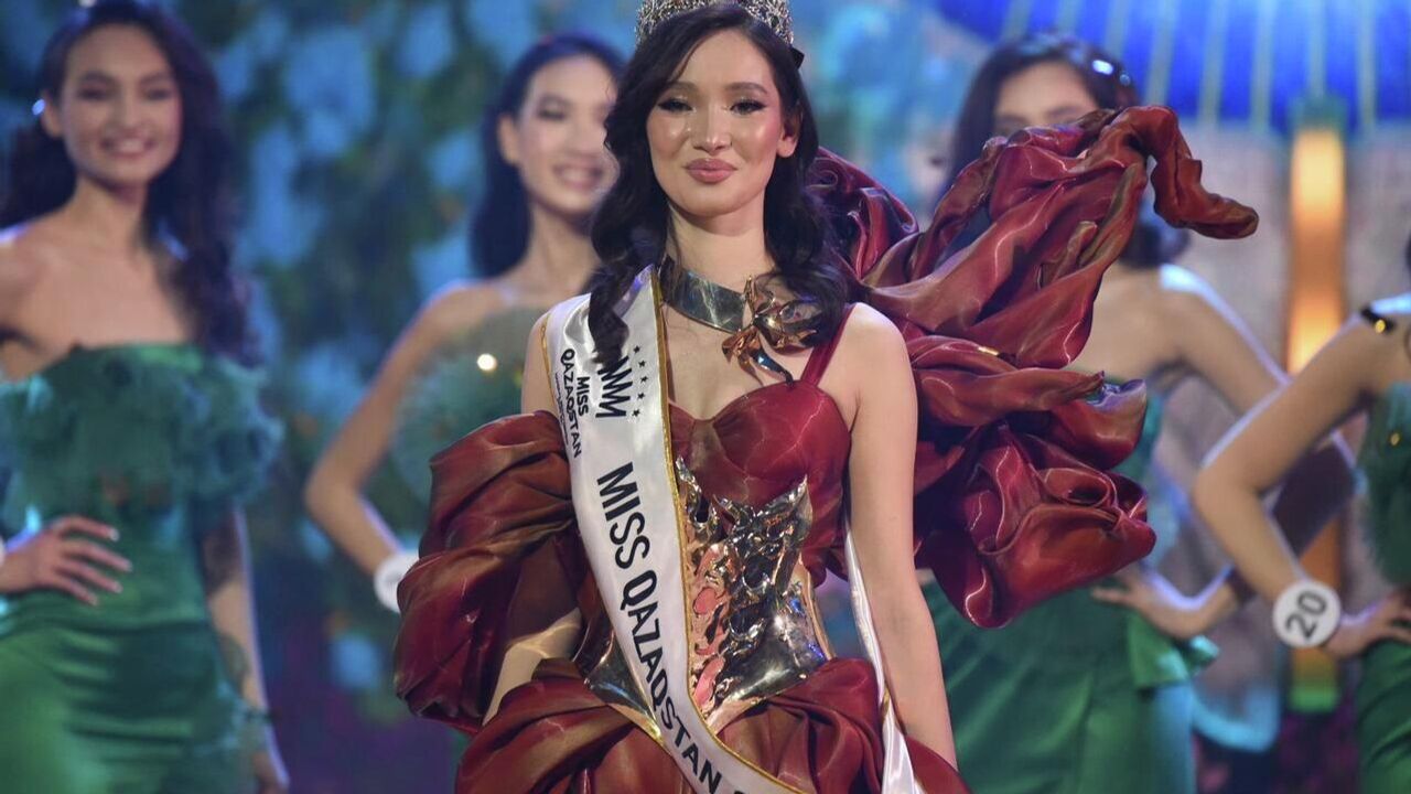 Қысқа сұлулықпен жыныстық қатынас Әйелдер қалың аяқтарымен жыныстық қатынасқа түседі