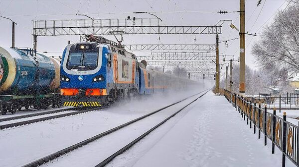 Поезд прибывает на станцию - Sputnik Казахстан
