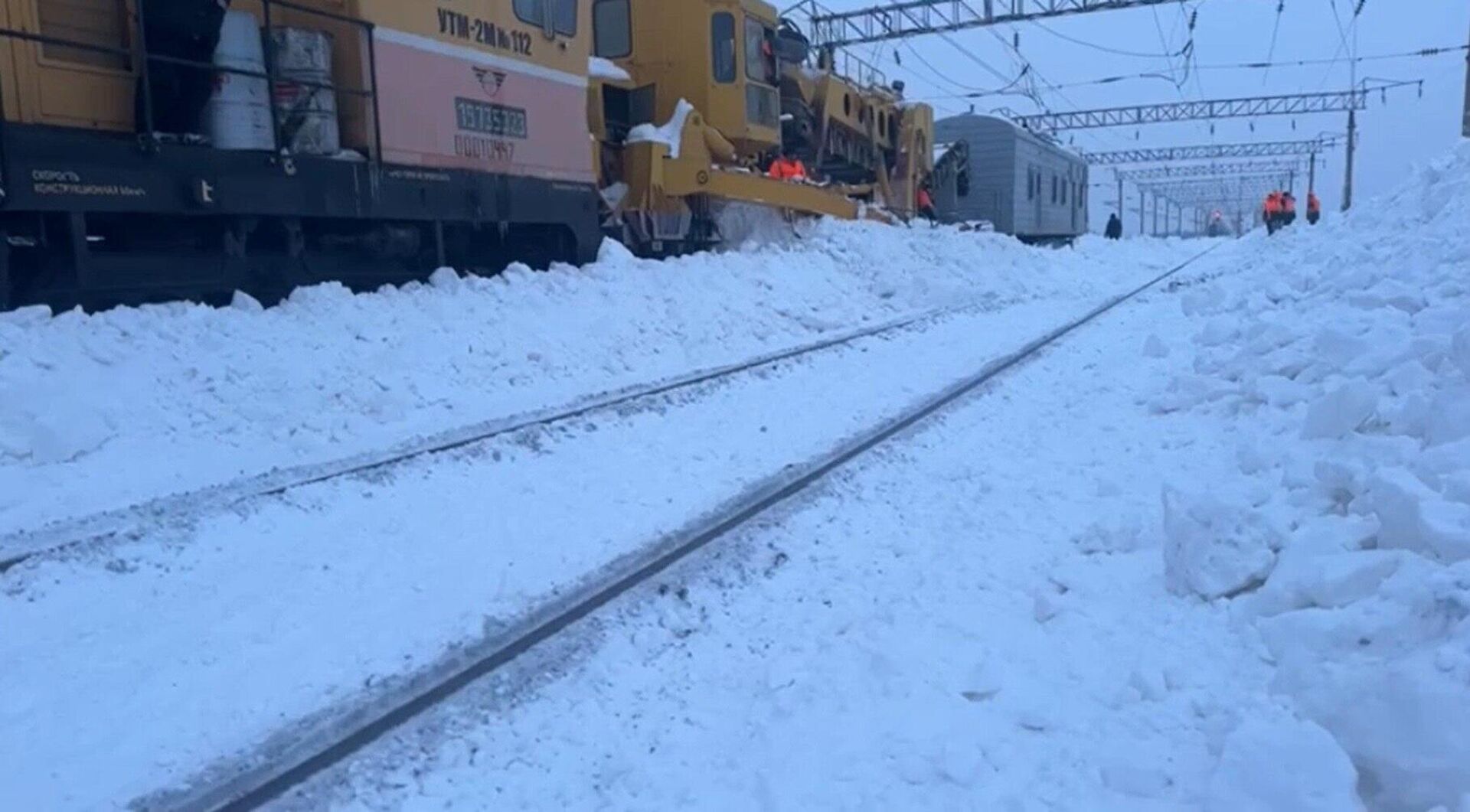 Железнодорожники убирают снег с путей  - Sputnik Казахстан, 1920, 17.12.2023