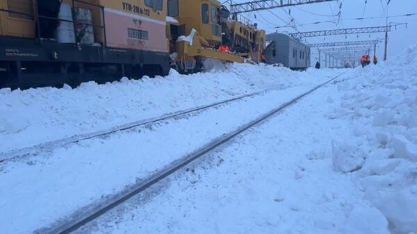 Железнодорожники убирают снег с путей  - Sputnik Казахстан