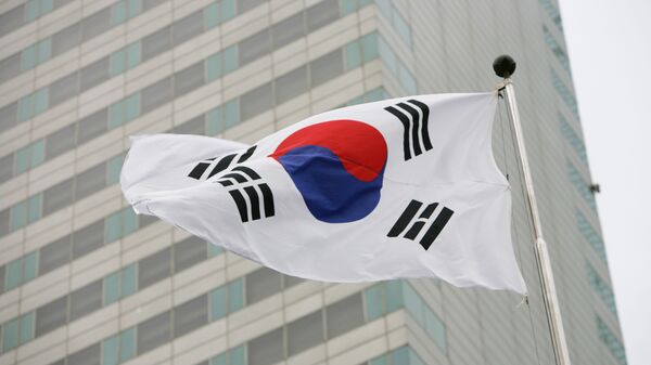 Флаг Южной Кореи на фоне здания министерства обороны Южной Кореи - Sputnik Қазақстан