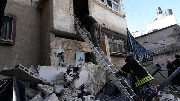 Спасатели ищут в завалах людей в секторе Газа - Sputnik Казахстан