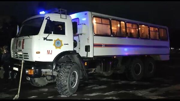 Спасатели на месте обрушения в ДК Фосфатник в Шымкенте - Sputnik Казахстан