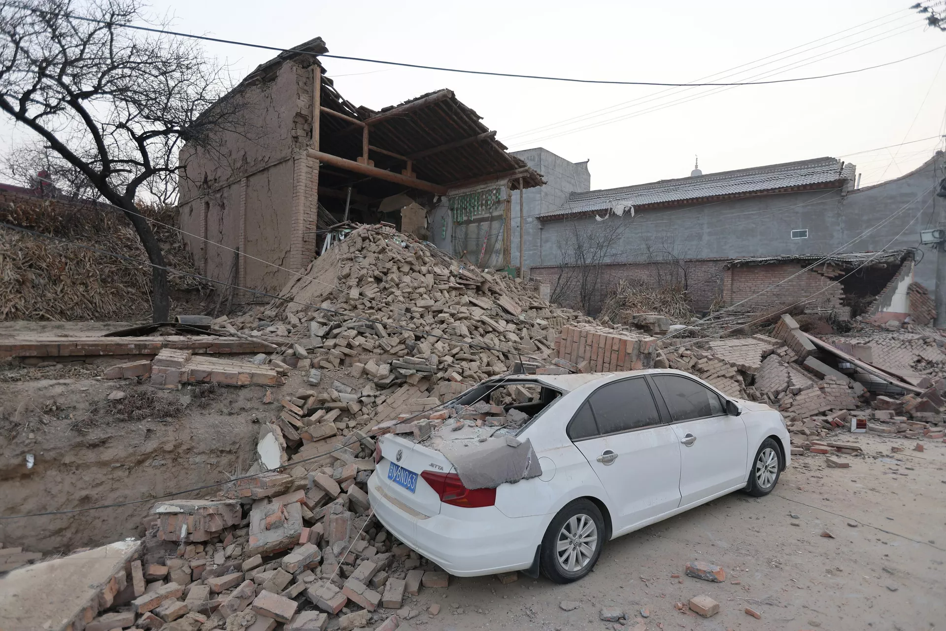 Обрушенные здания и поврежденный автомобиль после землетрясения в Дахэцзя, уезд Цзишишань, провинция Ганьсу на северо-западе Китая - Sputnik Казахстан, 1920, 20.12.2023