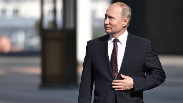 Президент РФ Владимир Путин перед голосованием на выборах депутатов в Московскую городскую Думу - Sputnik Казахстан