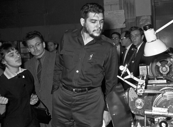 Аргентинский революционер, команданте Кубинской революции и кубинский госдеятель Эрнесто Че Гевара. Родился 14 июня 1928 года.  - Sputnik Казахстан