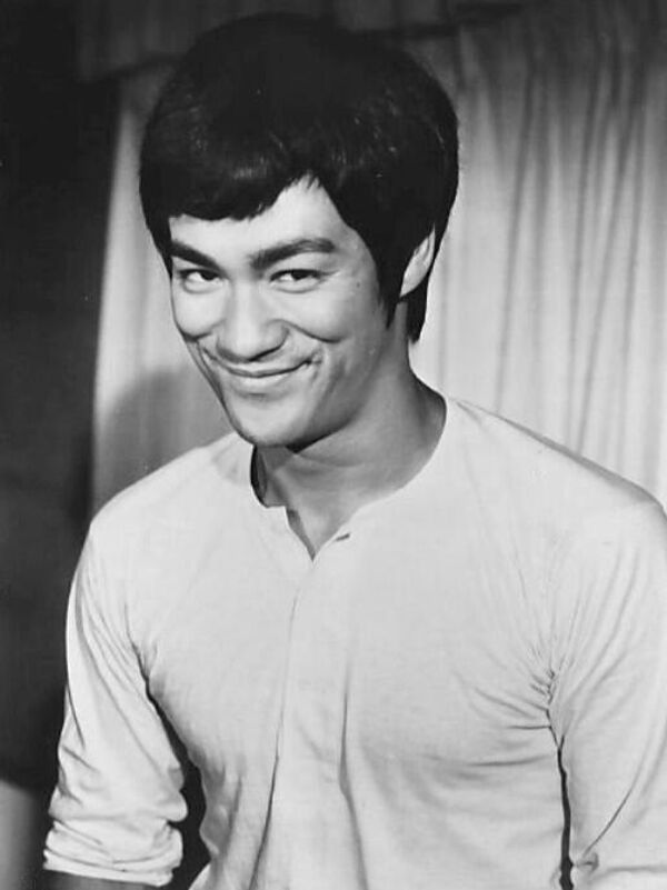 Легендарный мастер боевых искусств и актер кино Брюс Ли родился 27 ноября 1940 года.  - Sputnik Казахстан