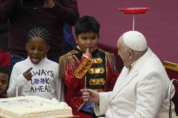 Папа Римский Франциск смотрит на детей, когда они пробуют торт в Ватикане. - Sputnik Казахстан