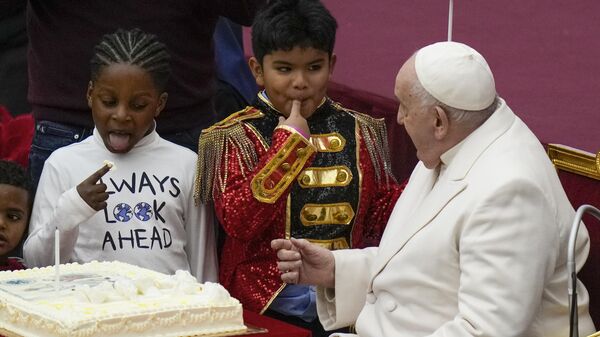 Папа Римский Франциск смотрит на детей, когда они пробуют торт в Ватикане - Sputnik Казахстан