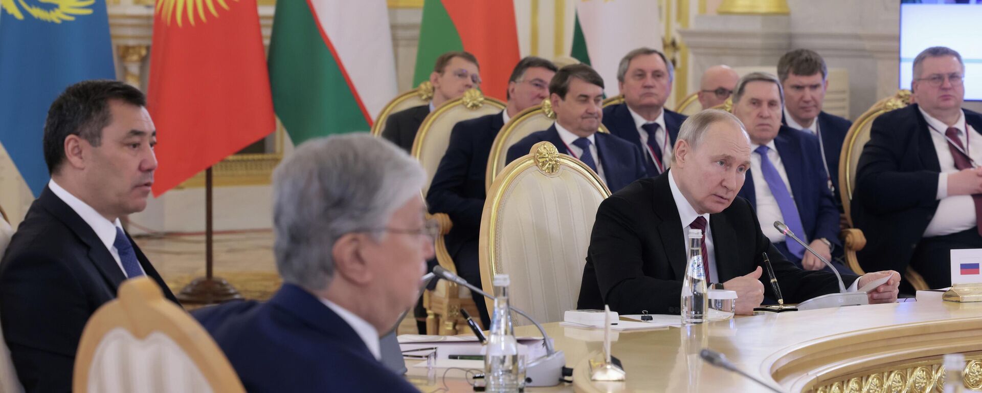 Токаев, Путин и другие лидеры стран СНГ встретились на заседании ВЕЭС - прямой эфир - Sputnik Казахстан, 1920, 25.12.2023