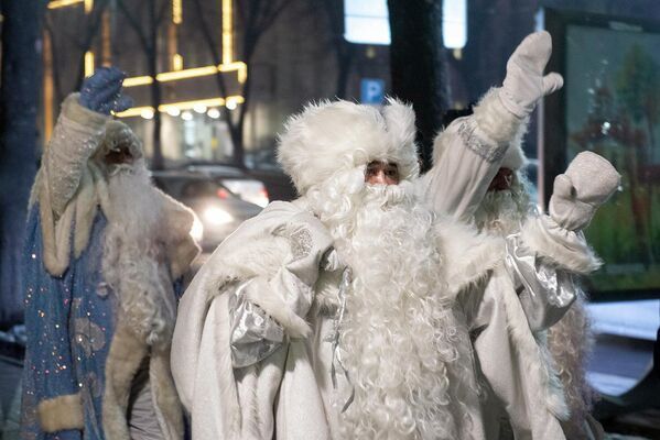 “Сходка” Дедов Морозов, организованная городскими властями, продолжилась шествием по алматинским улицам.  - Sputnik Казахстан